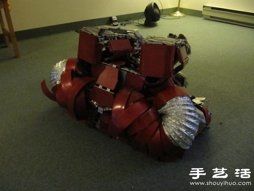 钢铁侠迷DIY可折叠成手提箱的逼真盔甲 -  www.shouyihuo.com