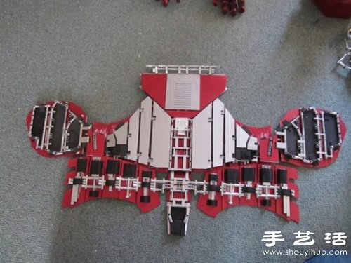 钢铁侠迷DIY可折叠成手提箱的逼真盔甲 -  www.shouyihuo.com