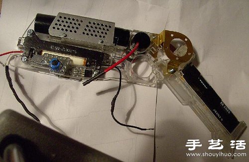 威力也非常强大:能发射功率为一百万瓦特的瞬间(100纳秒)激光脉冲!
