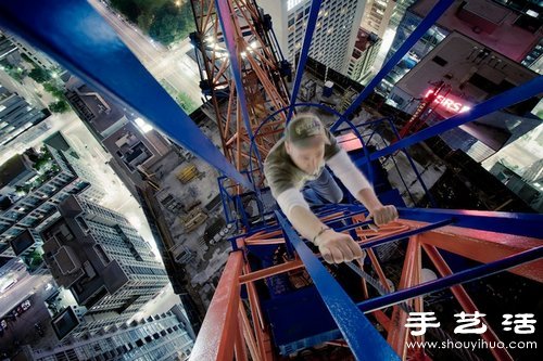 从超高建筑物楼顶向下俯拍的摄影作品 -  www.shouyihuo.com