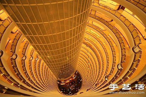 从超高建筑物楼顶向下俯拍的摄影作品 -  www.shouyihuo.com