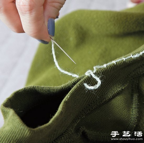 长袖T恤+靠枕/抱枕 废物利用手工制作狗窝 -  www.shouyihuo.com
