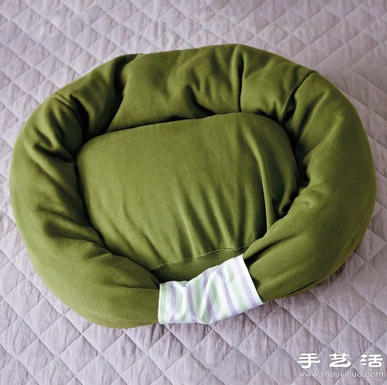 长袖T恤+靠枕/抱枕 废物利用手工制作狗窝 -  www.shouyihuo.com