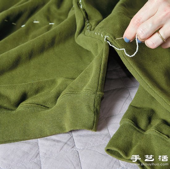 长袖T恤+靠枕/抱枕 废物利用手工制作狗窝 -  www.shouyihuo.com