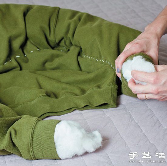 长袖T恤+靠枕/抱枕 废物利用手工制作狗窝 -  www.shouyihuo.com