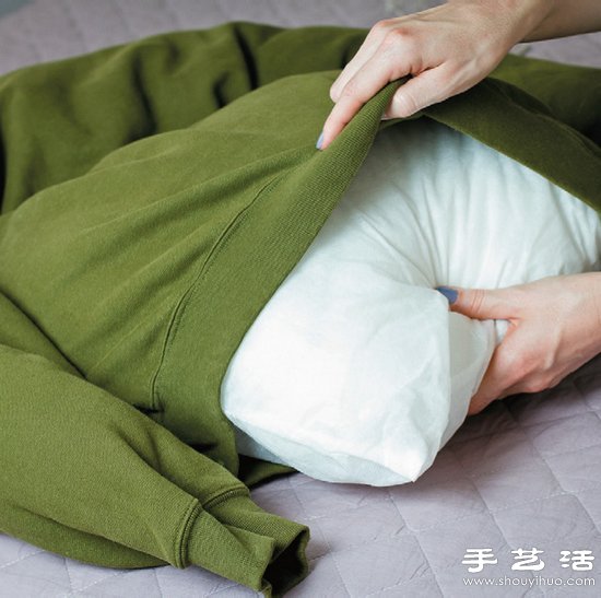 长袖T恤+靠枕/抱枕 废物利用手工制作狗窝 -  www.shouyihuo.com
