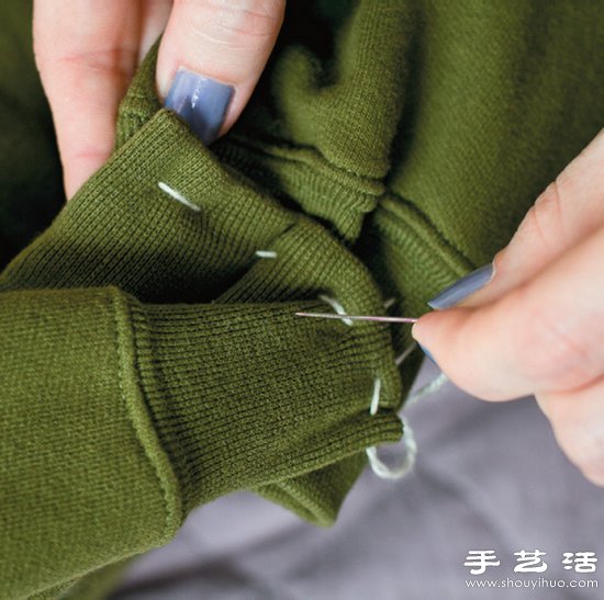 长袖T恤+靠枕/抱枕 废物利用手工制作狗窝 -  www.shouyihuo.com