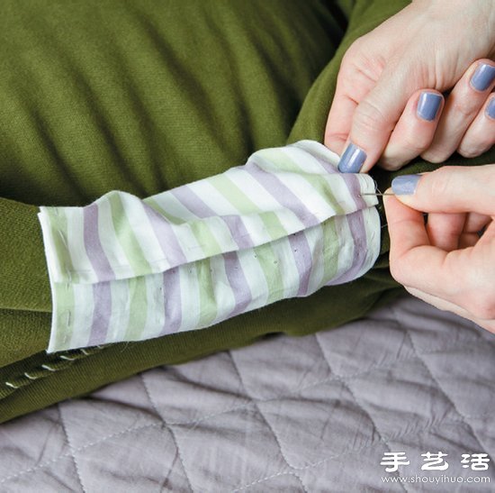 长袖T恤+靠枕/抱枕 废物利用手工制作狗窝 -  www.shouyihuo.com