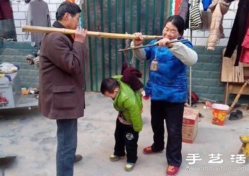 小时候被这样称过体重的来冒个泡撒~~~ -  www.shouyihuo.com