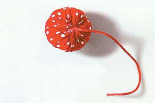 草莓造型窗帘扣的布艺手工制作教程 -  www.shouyihuo.com