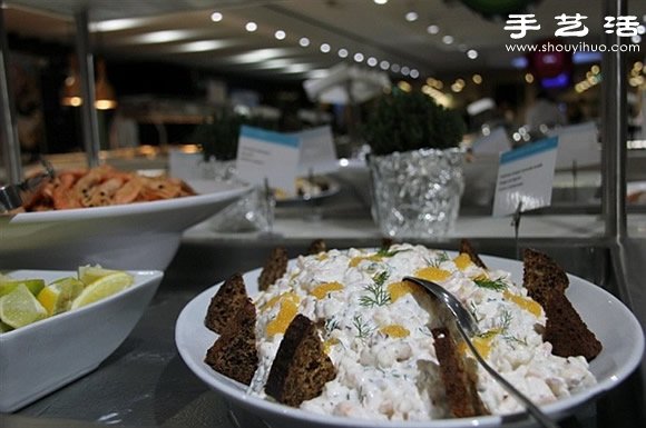 瑞典游轮上的海鲜自助餐 -  www.shouyihuo.com