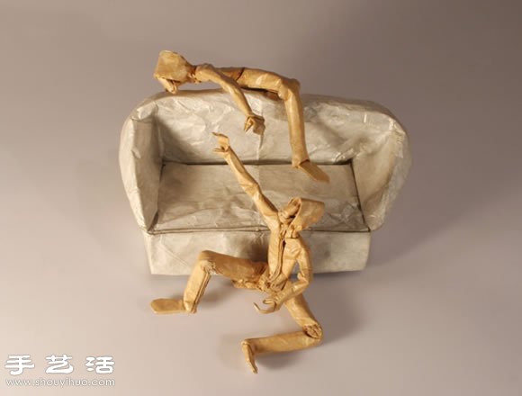 复杂人物折纸作品欣赏——穿风衣的小人 -  www.shouyihuo.com