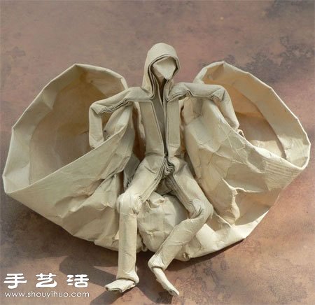 复杂人物折纸作品欣赏——穿风衣的小人 -  www.shouyihuo.com