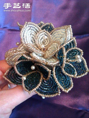 串珠玫瑰花手捧花手工制作图解教程 -  www.shouyihuo.com