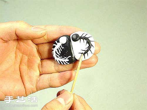软陶DIY手工制作双鱼挂饰吊坠图解教程 -  www.shouyihuo.com