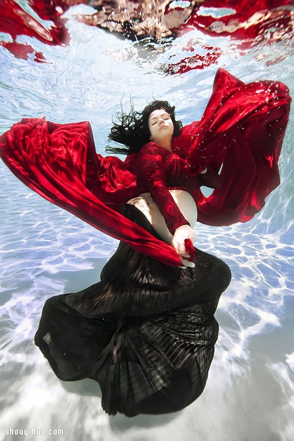 准妈妈水中拍摄写真，给孕期添上别样的美 -  www.shouyihuo.com