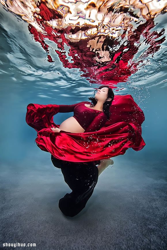 准妈妈水中拍摄写真，给孕期添上别样的美 -  www.shouyihuo.com