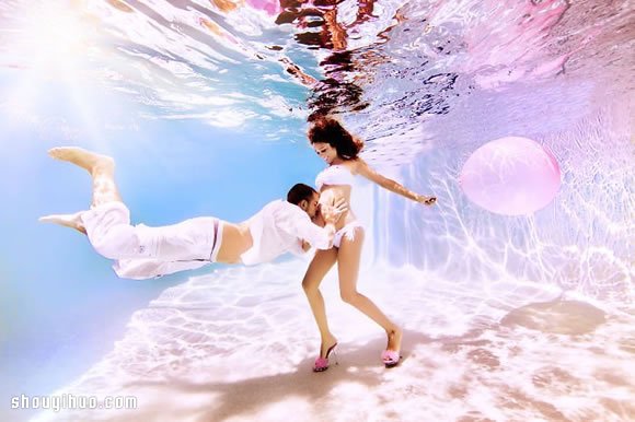 准妈妈水中拍摄写真，给孕期添上别样的美 -  www.shouyihuo.com