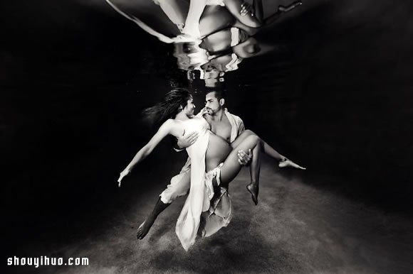 准妈妈水中拍摄写真，给孕期添上别样的美 -  www.shouyihuo.com