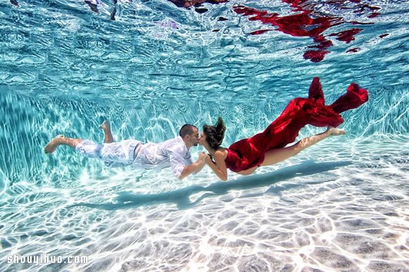 准妈妈水中拍摄写真，给孕期添上别样的美 -  www.shouyihuo.com