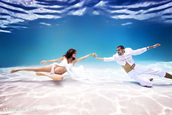 准妈妈水中拍摄写真，给孕期添上别样的美 -  www.shouyihuo.com
