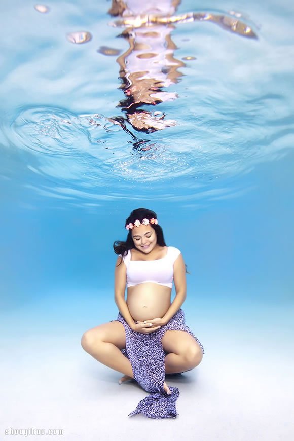 准妈妈水中拍摄写真，给孕期添上别样的美 -  www.shouyihuo.com
