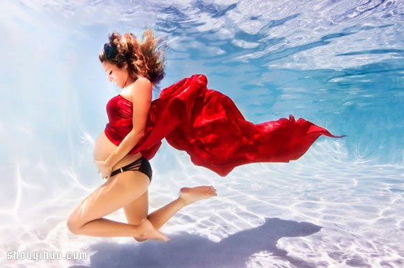 准妈妈水中拍摄写真，给孕期添上别样的美 -  www.shouyihuo.com
