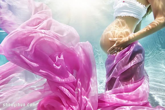 准妈妈水中拍摄写真，给孕期添上别样的美 -  www.shouyihuo.com
