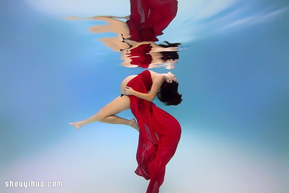 准妈妈水中拍摄写真，给孕期添上别样的美 -  www.shouyihuo.com