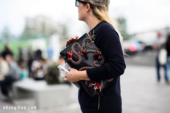 无法抵挡的时髦气势 Oversize 手拿包 -  www.shouyihuo.com