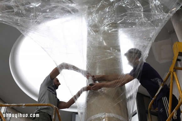 蚕茧般的异形物体 时装品牌 COS 的装置艺术 -  www.shouyihuo.com