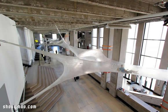 蚕茧般的异形物体 时装品牌 COS 的装置艺术 -  www.shouyihuo.com