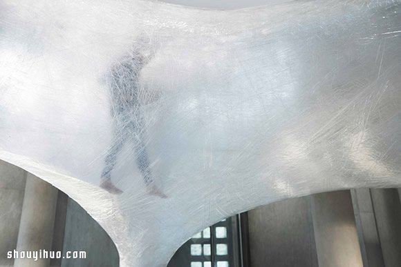 蚕茧般的异形物体 时装品牌 COS 的装置艺术 -  www.shouyihuo.com