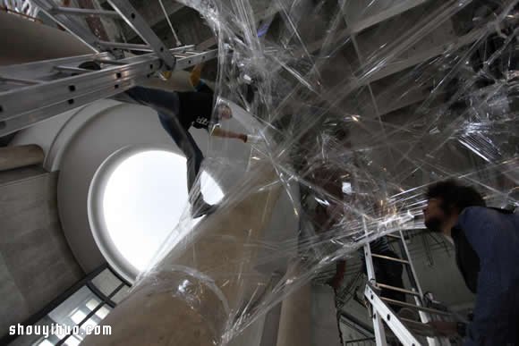 蚕茧般的异形物体 时装品牌 COS 的装置艺术 -  www.shouyihuo.com