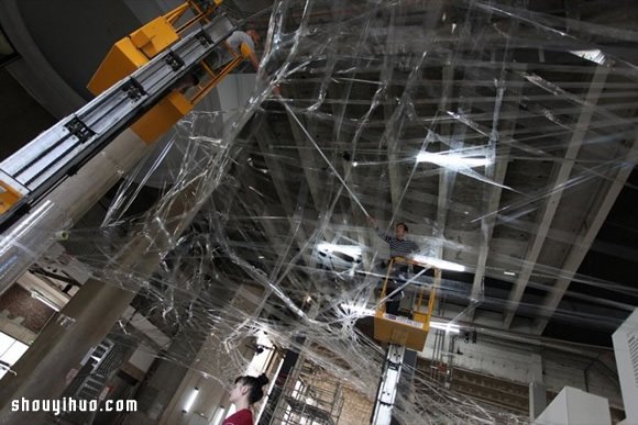蚕茧般的异形物体 时装品牌 COS 的装置艺术 -  www.shouyihuo.com
