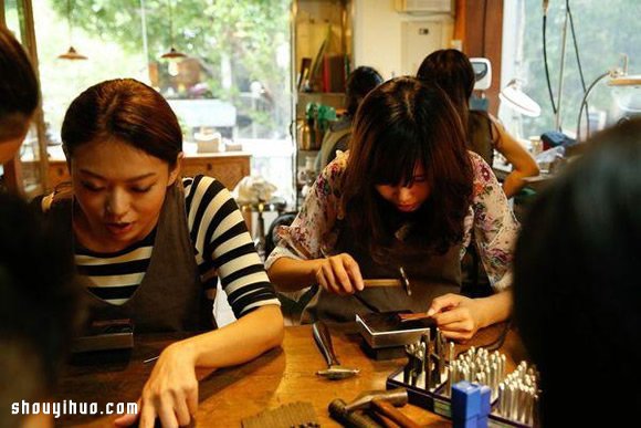 亲手打造完美银戒指的纯手工制作步骤图解 -  www.shouyihuo.com