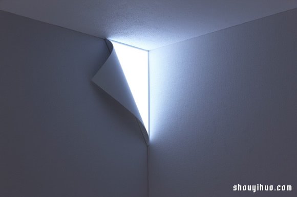 YOY–WORKS 设计的绝妙超薄墙角灯 -  www.shouyihuo.com