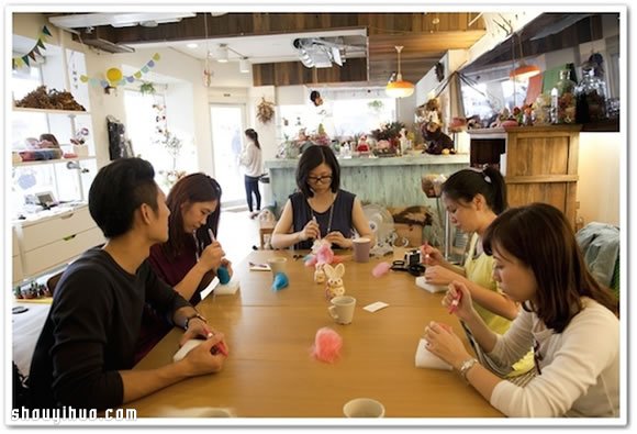 上课啦 轻松学会手工制作羊毛毡兔宝宝玩偶 -  www.shouyihuo.com