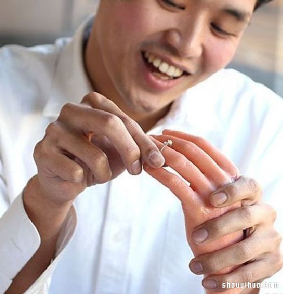 “YUMI的手”雷人手机座设计 真的一样！ -  www.shouyihuo.com