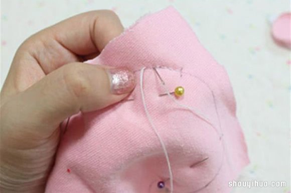 可爱粉红布艺兔子不织布手工制作图解教程 -  www.shouyihuo.com