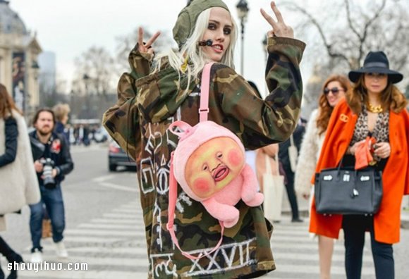 时尚街拍中出现的女式新奇包款 -  www.shouyihuo.com