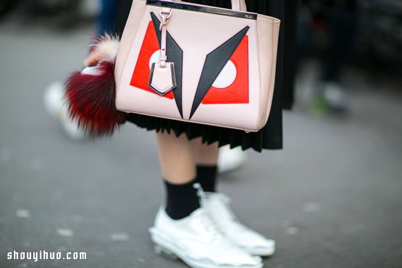 时尚街拍中出现的女式新奇包款 -  www.shouyihuo.com