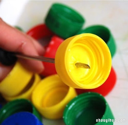 幼儿手工：简单瓶盖小蛇玩具手工制作方法 -  www.shouyihuo.com