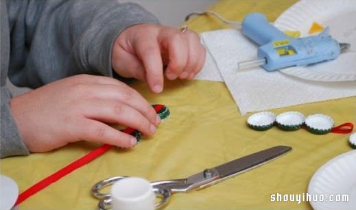 超简单瓶盖雪人小挂件手工制作方法图解教程 -  www.shouyihuo.com