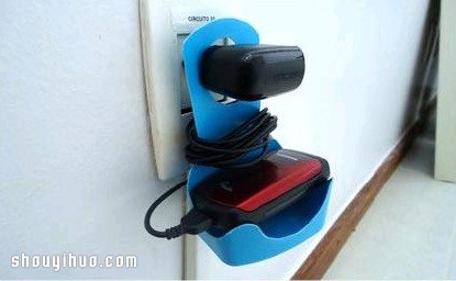 塑料瓶废物利用手工DIY好用的手机充电架 -  www.shouyihuo.com
