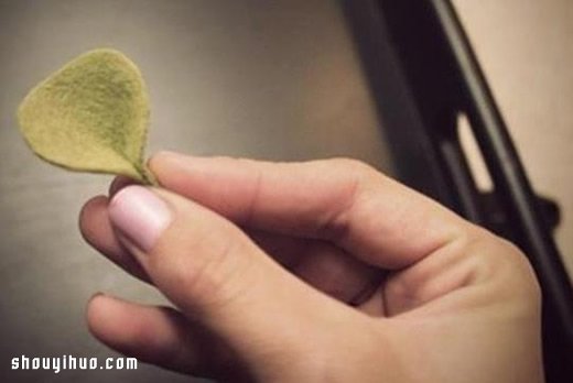 不用针线的复古风毛毡布花手工制作图解教程 -  www.shouyihuo.com