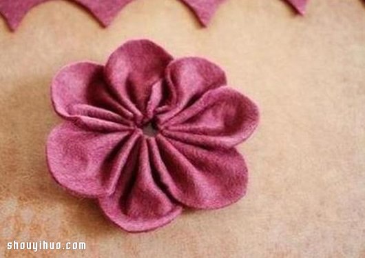 双层不织布花朵布艺手工制作图解教程 -  www.shouyihuo.com