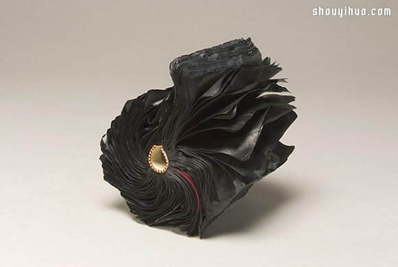 加热烘烤 柔软旧书化作贲张纸雕艺术品 -  www.shouyihuo.com