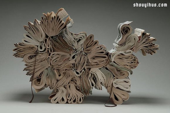 加热烘烤 柔软旧书化作贲张纸雕艺术品 -  www.shouyihuo.com