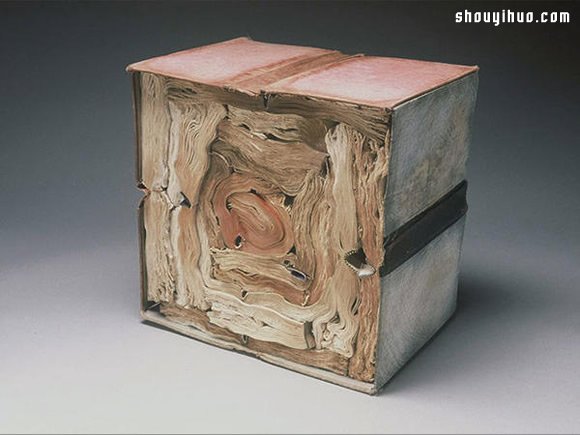 加热烘烤 柔软旧书化作贲张纸雕艺术品 -  www.shouyihuo.com